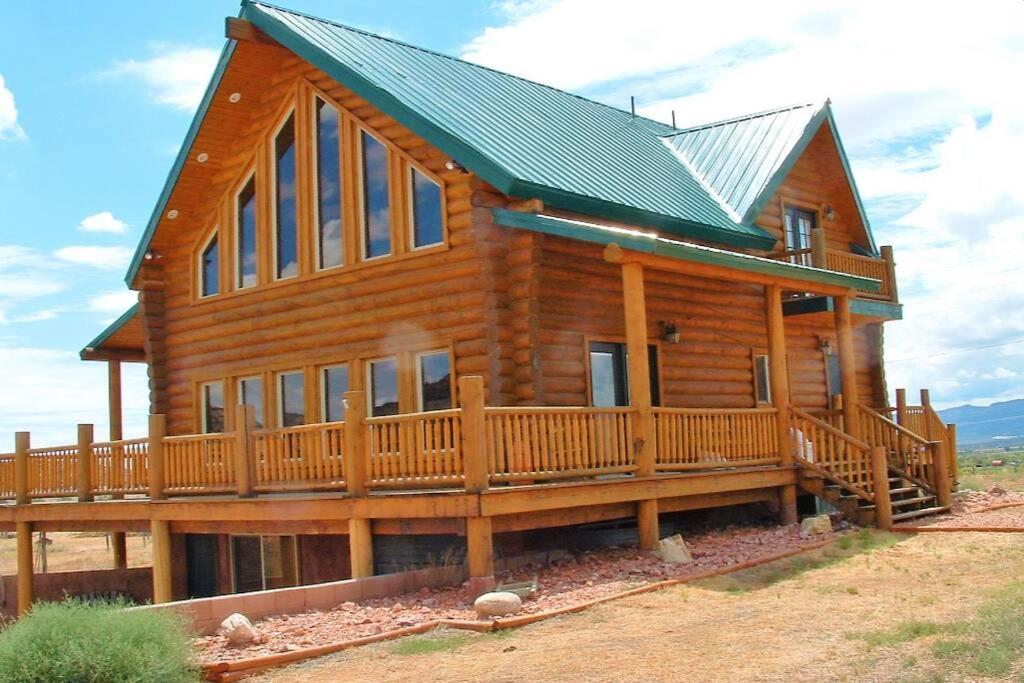 Red Rock Ranch Log Cabin: Large, Fully Furnished Escalante Exterior photo